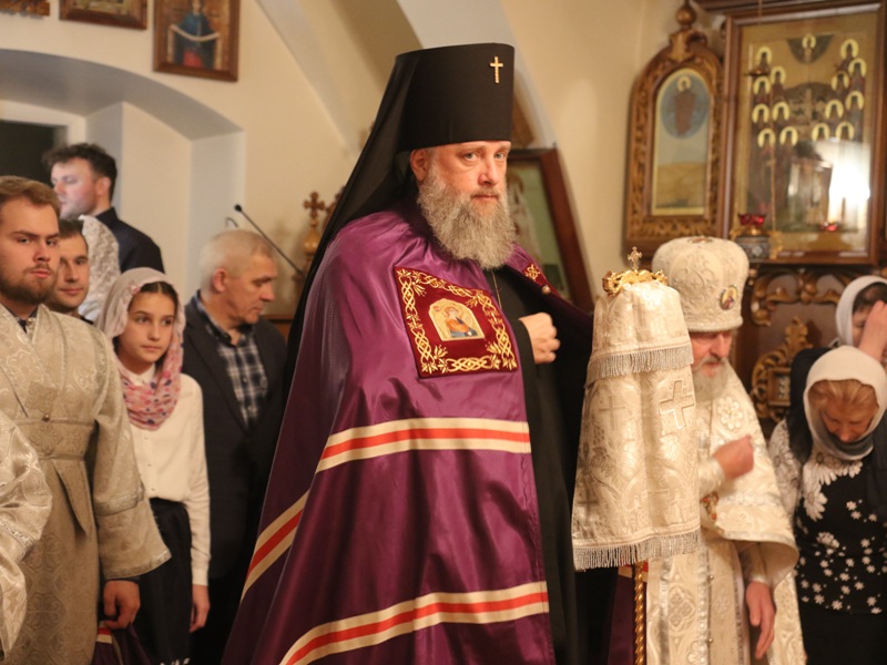 Владыка Иоанн за Божественной Литургией.JPG