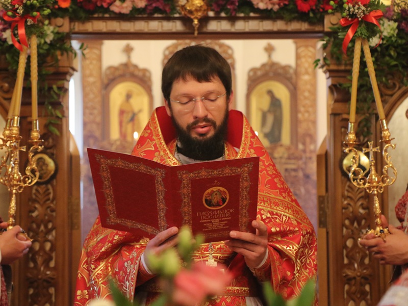 Чтение Пасхального послания.JPG