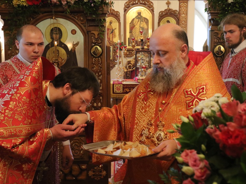 Раздача артоса духовенству.JPG