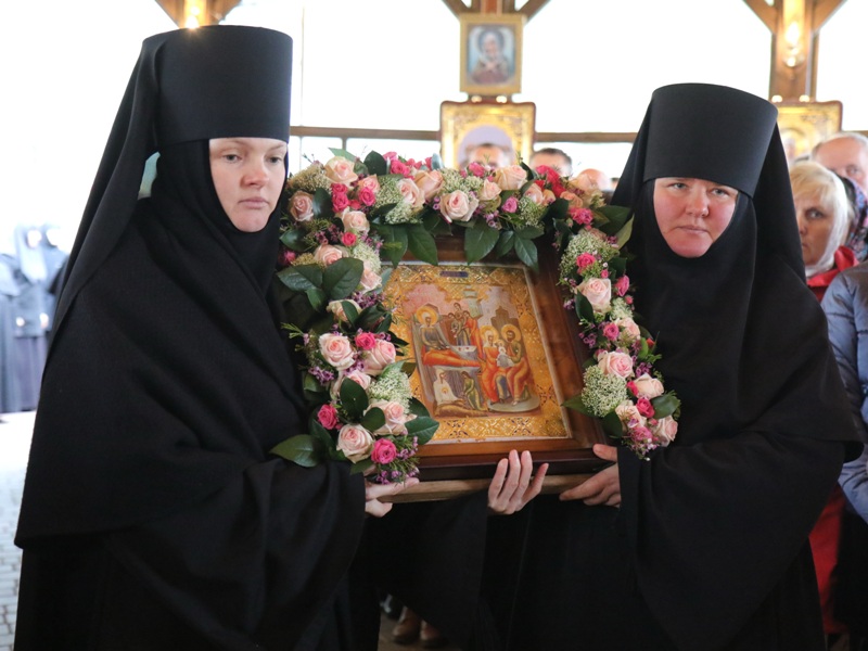 Сестры с иконой праздника.JPG