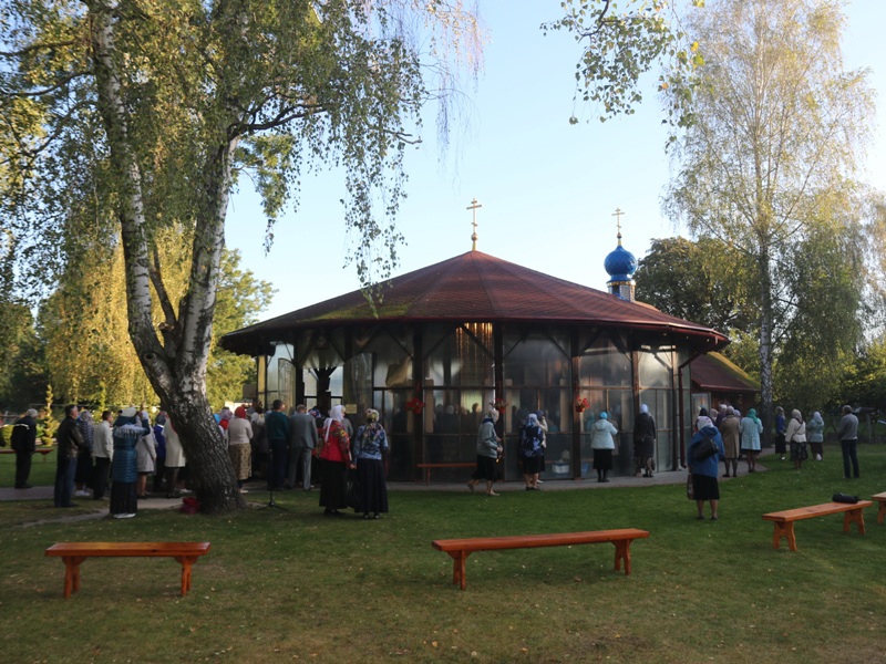 Прихожане и паломники.JPG