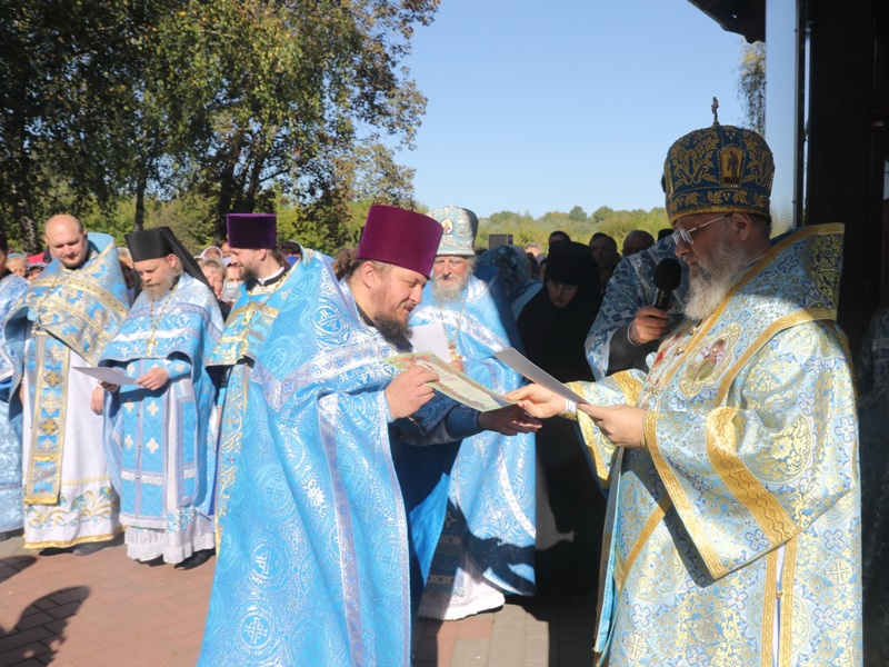 Вручение епархиальной грамоты.JPG