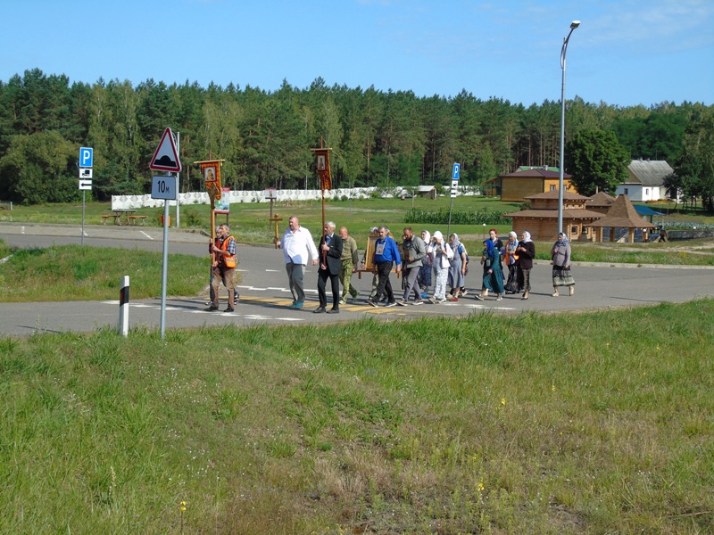 Крестный ход продолжает свой путь.JPG