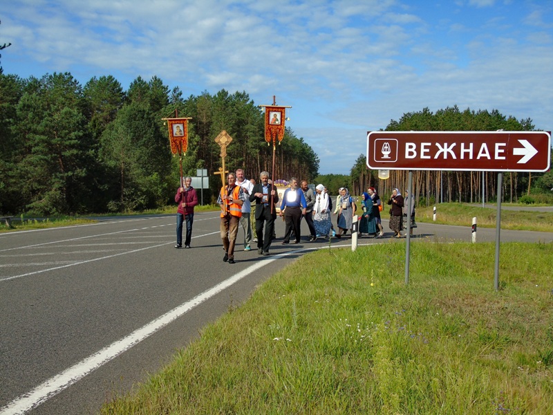 Крестный ход продолжает свой путь.JPG