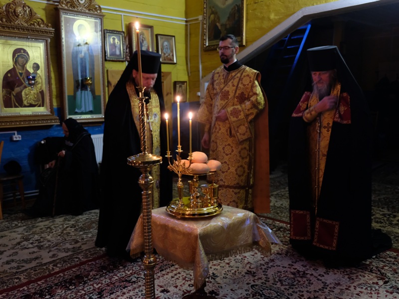 Освящение хлебов на всенощном бдении.JPG
