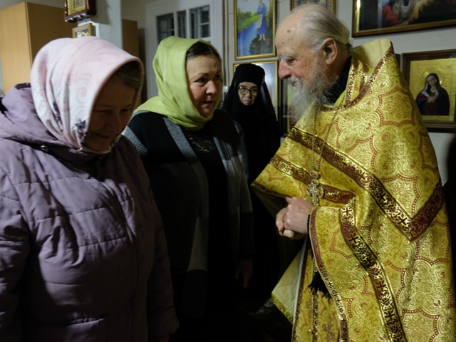 С прихожанами.JPG