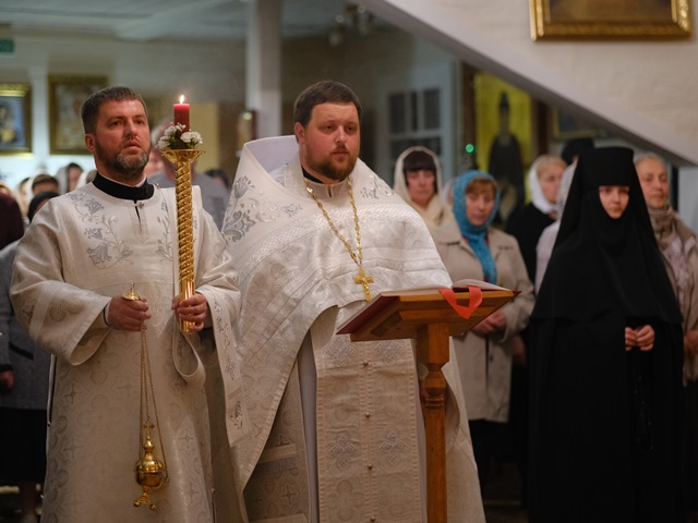 Чтение Пасхальной полунощницы