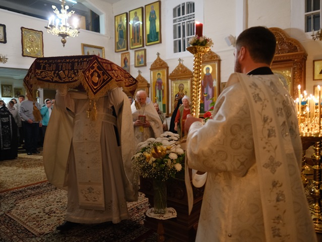 Чтение Пасхальной полунощницы