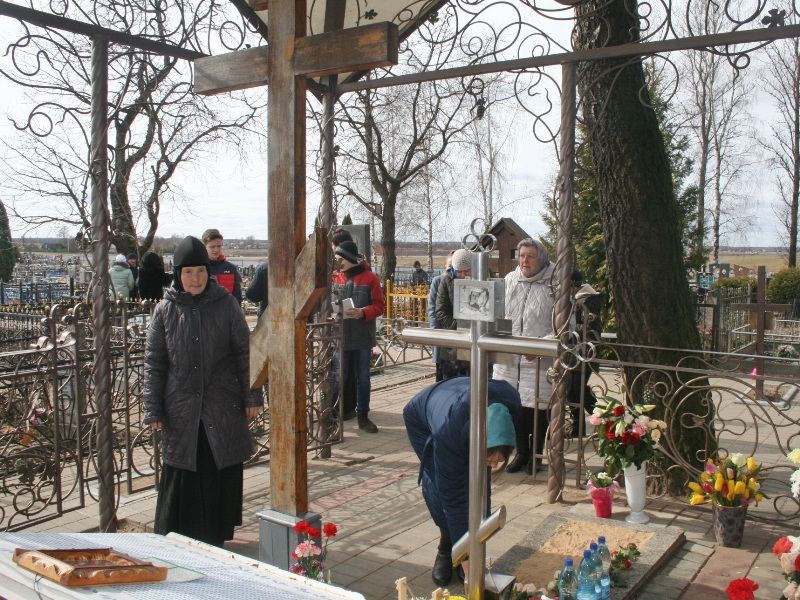 На могиле блаженной Валентины Минской.JPG