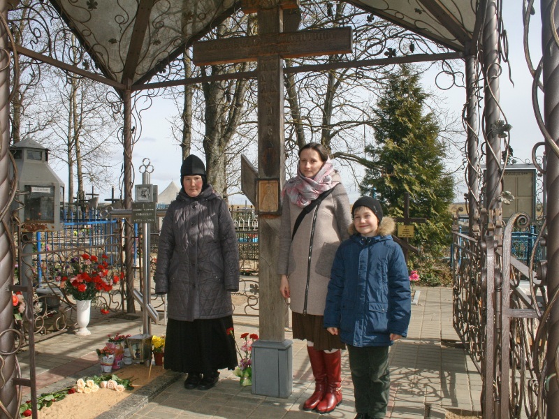 На могиле блаженной Валентины Минской.JPG