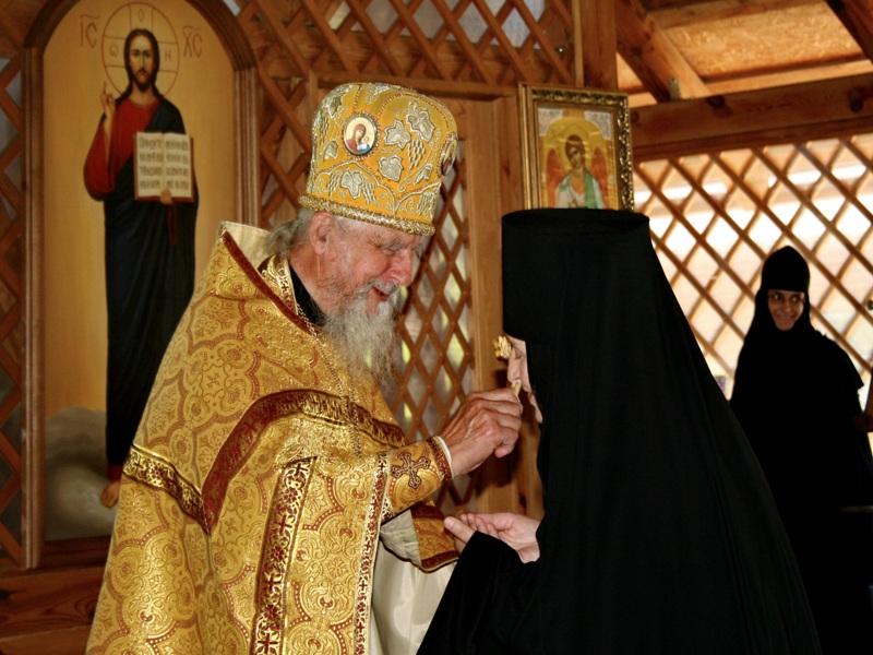 Архимандрит Давид поздравляет игумению Александру.JPG