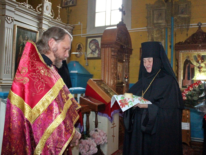 Игумения Александра поздравляет о. Германа с юбилеем.JPG