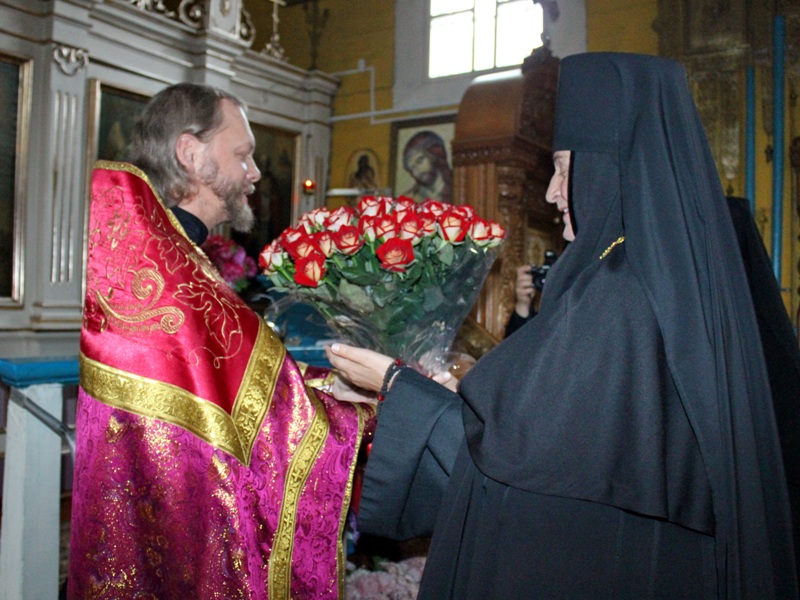 Игумения Александра поздравляет о. Германа с юбилеем.JPG