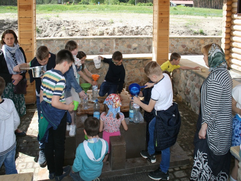 Паломники набирают воду из источника.JPG
