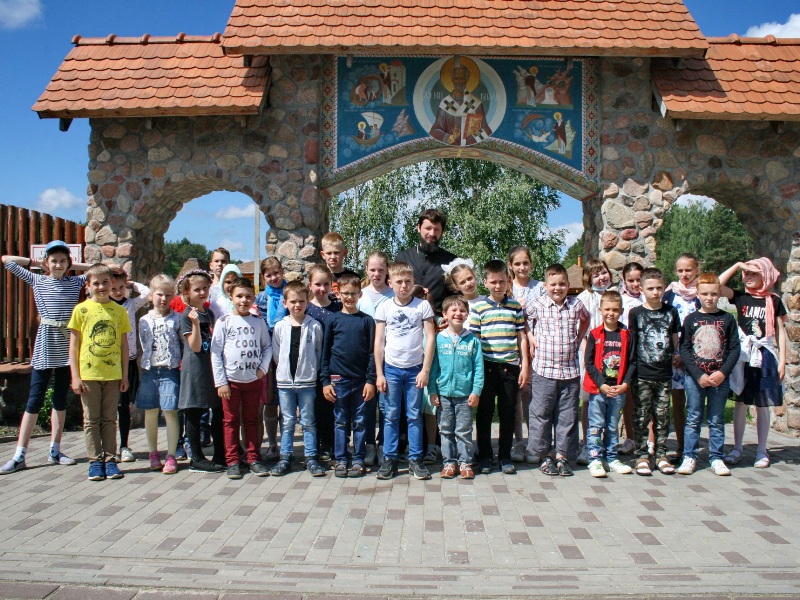 Возле входа на источник святителя Николая. с. Вежное.JPG