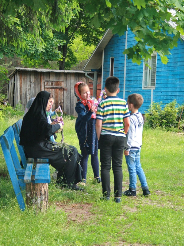 Вежное. Венки из цветов.JPG