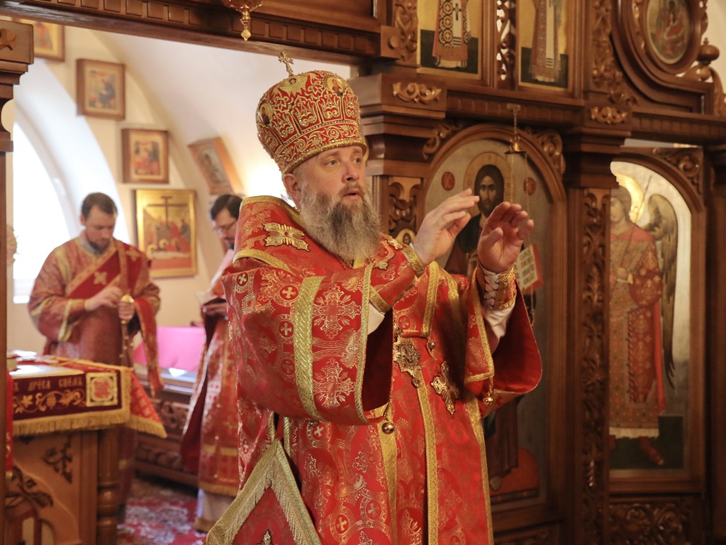 Архиерейское благословение.jpg