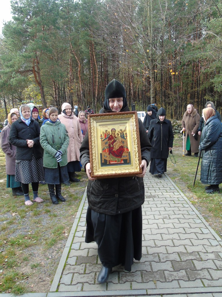 Матушка с иконой.jpg