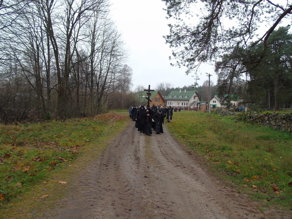 По дороге на монастырское кладбище.JPG По дороге на монастырское кладбище.JPG