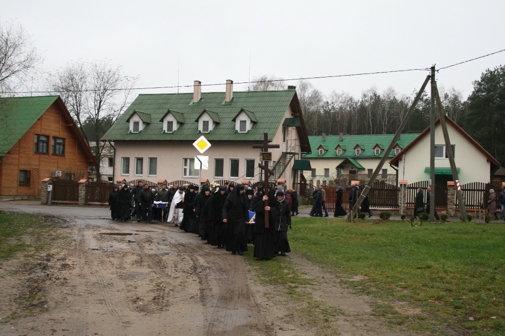 По дороге на монастырское кладбище.JPG По дороге на монастырское кладбище.JPG