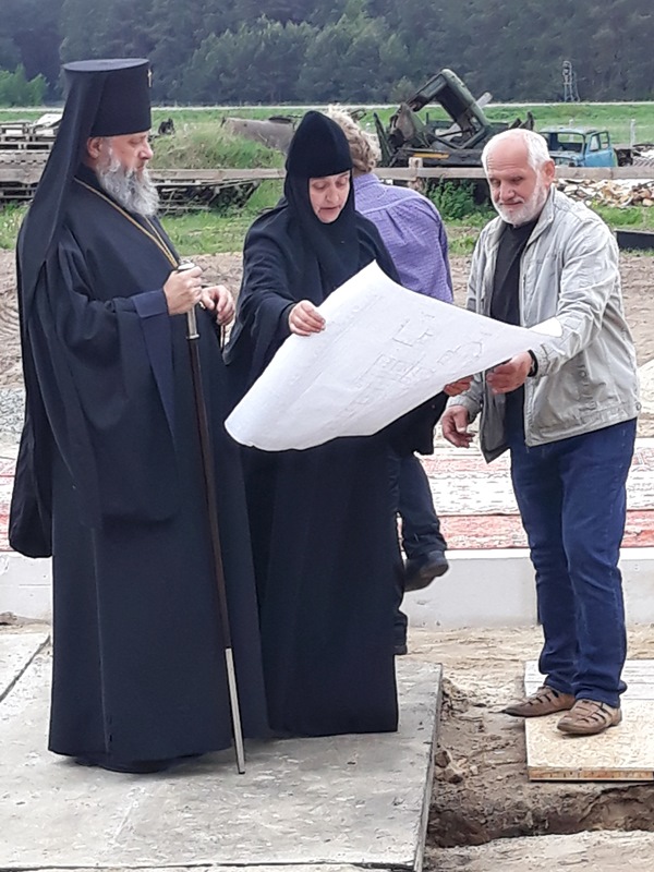 Матушка показывает проект богодельни с домовым храмом.jpg