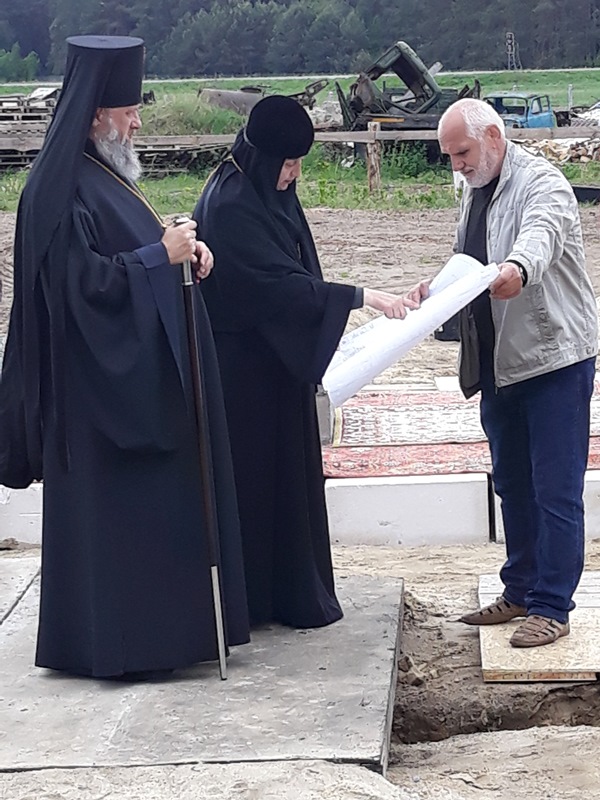 Матушка показывает владыке проект корпуса богодельни с домовым храмом.jpg