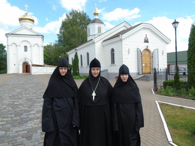 Матушка с сестрами.jpg