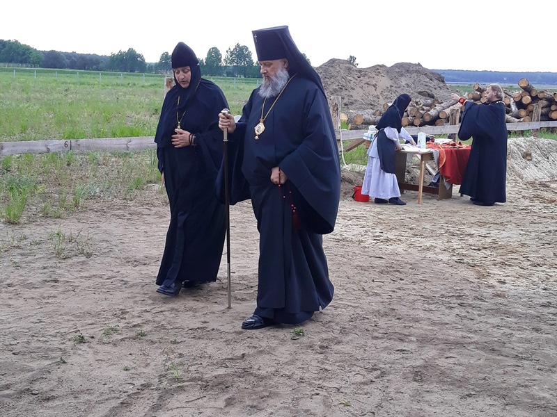 Матушка с владыкой.jpg