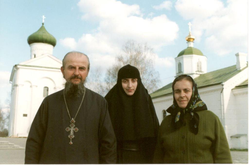 монахиня Александра с родителями в Полоцком Спасо-Евфросиньевском монастыре 90-е годы.jpg монахиня Александра с родителями в Полоцком Спасо-Евфросиньевском монастыре 90-е годы.jpg