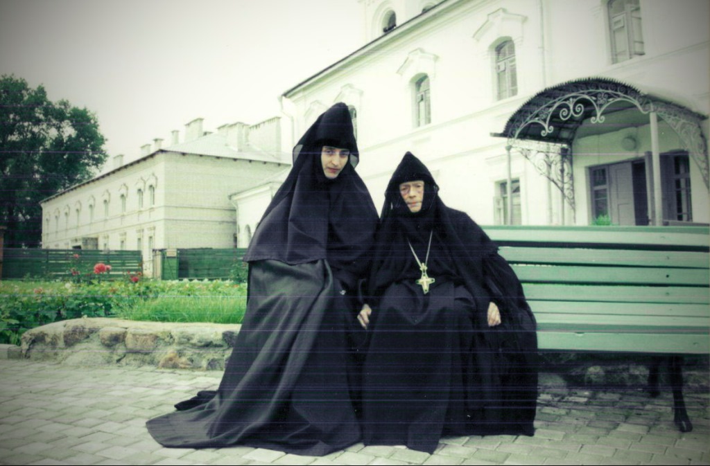 со схиигуменией Евфросинией в Спасо-Евфросиньевской обители (прощальное фото перед отъездом в Кормянский монастырь 2000 год).jpg