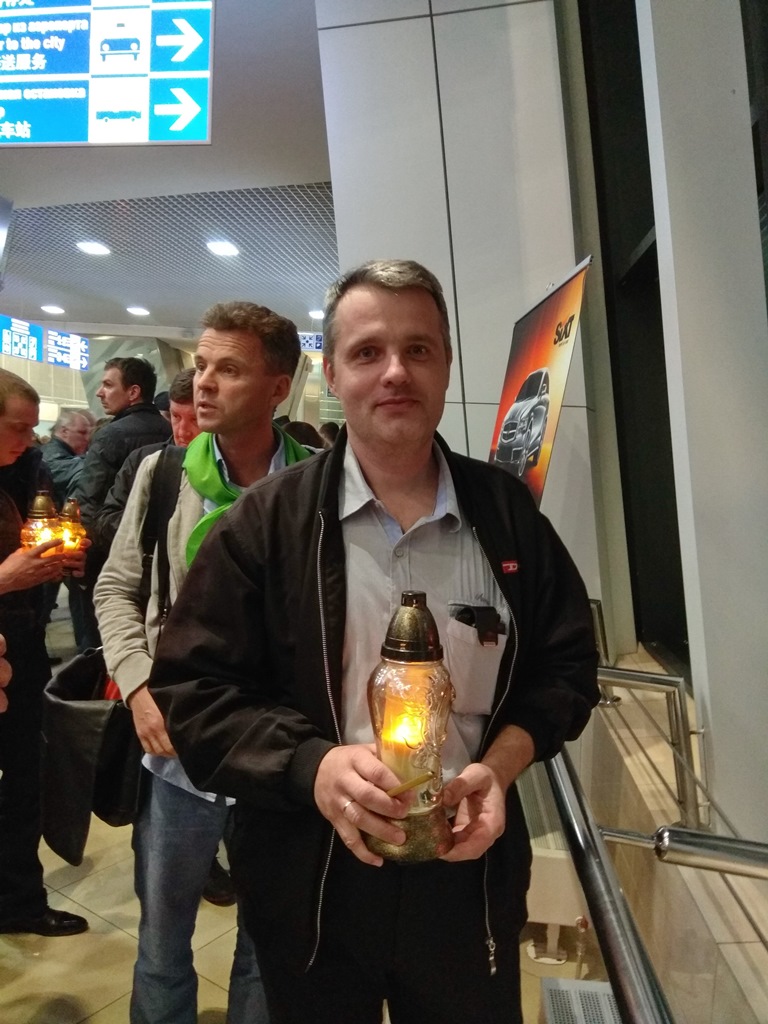 Теперь можно везти Благодатный огонь в родную обитель.jpg