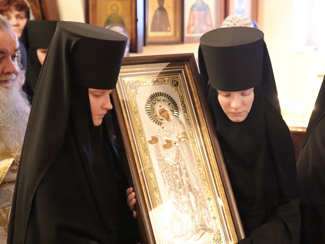 Владыке преподносят подарок.jpg