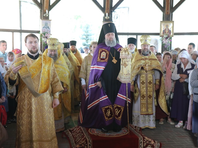 За Богослужением.jpg