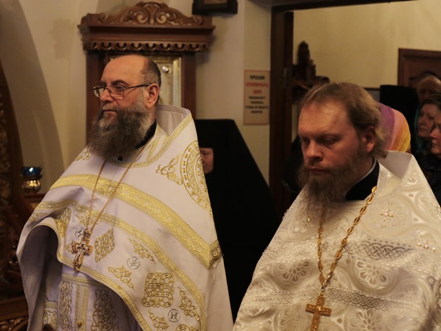 За Богослужением.jpg