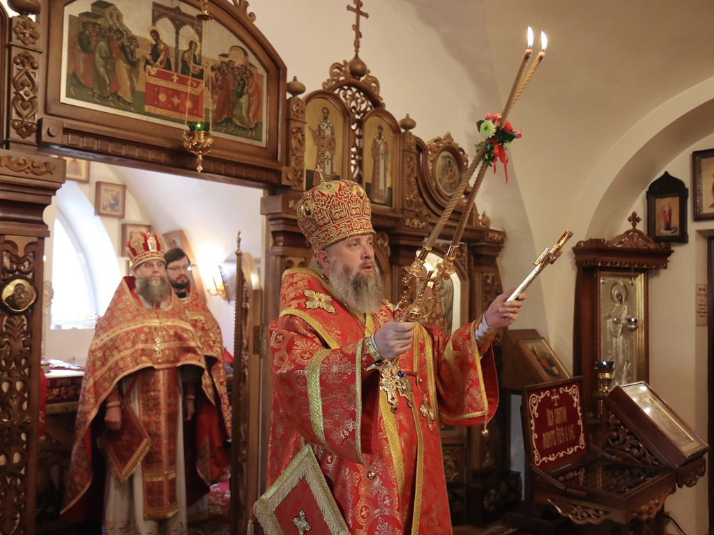 За Бождественной Литургией.jpg