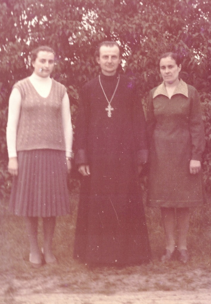 Зинаида Жарина с родителями в пору учебы в регентском классе МДС.jpeg
